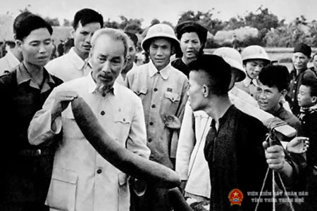 Bác Hồ trong một lần về thăm xã Nam Chính, huyện Nam Sách, tỉnh Hải Dương.