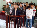 Các bị cáo đang nghe Cáo trạng của Viện Abc8 aaa.com trò chơi trực tuyến