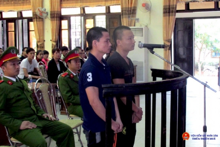 Bị cáo Nghĩa và Tây trước vành móng ngựa