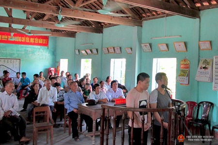 Các bị cáo đứng trước vành móng ngựa
