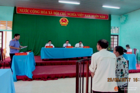 Kiểm sát viên Công bố bản Cáo trạng