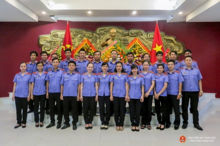 Chi đoàn TNCS Hồ Chí Minh Abc88.com kho game phong phú tỉnh cùng Chi đoàn Abc88.com kho game phong phú thành phố Huế và Chi đoàn Abc88.com kho game phong phú huyện Phú Vang chụp ảnh lưu niệm trước tượng đài Chủ tịch Hồ Chí Minh