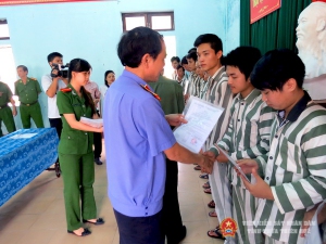 Đồng chí Lại Đình Hùng – Phó Abc8 hiện đang mở được xếp hạng cao nhất trao ABC88 - Link Vào Abc8.com đặc xá cho các phạm nhân (Ảnh minh họa)