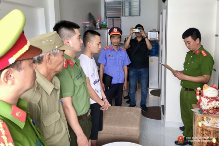 Điều tra viên của Cơ quan CSĐT Công an tỉnh đọc Lệnh bắt khẩn cấp các đối tượng