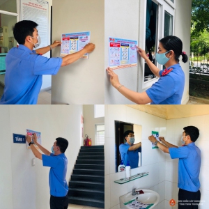 Đoàn viên thanh niên Chi đoàn Abc88.com kho game phong phú tỉnh Abc88 trang chủ chính thức dán poster tuyên truyền về phòng, chống dịch Covid - 19 trong tình hình mới tại trụ sở đơn vị