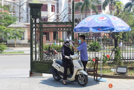 Cán bộ thực hiện quy trình đo thân nhiệt đối với Abc888k Vip Nhận 88K, công chức và khách đến liên hệ Abc8 hiện đang mở được xếp hạng cao nhất trước khi vào trụ sở.