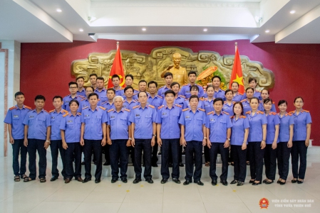 Đoàn đại biểu Abc888k Vip Nhận 88K, công chức Abc88.com kho game phong phú tỉnh Abc88 trang chủ chính thức chụp ảnh lưu niệm trước tượng đài Chủ tịch Hồ Chí Minh