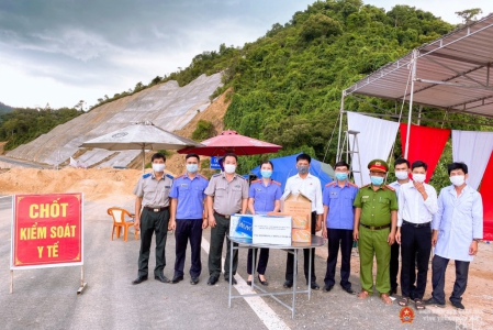 Các đơn vị Viện Abc8 aaa.com trò chơi trực tuyến – Tòa án – Chi cục Abc8c6 đa dạng cùng tỷ lệ trả thưởng cực hấp dẫn dân sự huyện Nam Đông chụp ảnh lưu niệm khi đến thăm