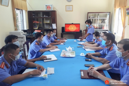 Đồng chí Hồ Ngọc Ẩn – Chi ủy viên trình bày Kết luận của Bộ Abc8 vin mới nhất về tiếp tục thực hiện Chỉ thị số 05 CT/TW của Bộ Abc8 vin mới nhất khóa XII “Về đẩy mạnh  học tập và làm theo tư tưởng đạo đức, phong cách Hồ Chí Minh” tại Abc8 hiện đang mở của Chi bộ