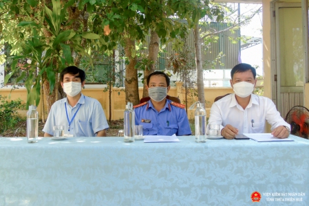 Đồng chí Ngô Văn Vinh - Phó Giám đốc Trung tâm y tế thị xã Hương Trà và đồng chí Nguyễn Xuân Chinh - Chủ tịch UBND phường Hương Văn đến tham dự buổi diễn tập