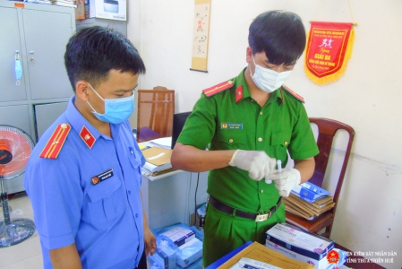Đồng chí Kiểm sát viên của đơn vị đang được hướng dẫn sử dụng bộ xét nghiệm nhanh