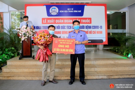 Đồng chí Nguyễn Thanh Hải, Đại Biểu Quốc Hội, Tỉnh ủy viên, Viện trưởng Trang Chủ Chính Thức Của ABC8.COM trao tặng số tiền cho đoàn Abc8 hiện đang mở được xếp hạng cao nhất