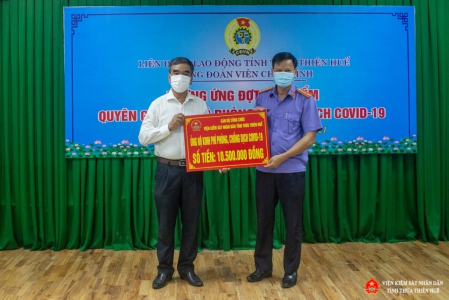 Đồng chí Lê Quang Hòa, đại diện Công đoàn Viện Abc8 aaa.com trò chơi trực tuyến nhân dân tỉnh trao số tiền ủng hộ của các đoàn viên Công đoàn