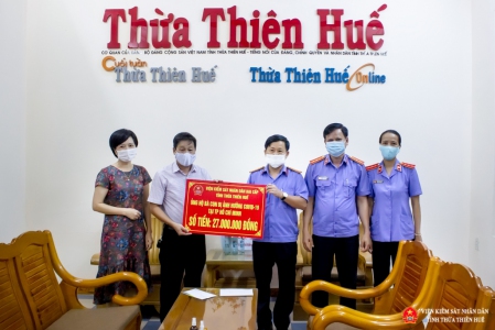 Đồng chí Hồ Thanh Hải, Phó Viện trưởng, Chủ tịch Công đoàn trao số tiền ủng hộ cho Quỹ Sen Xanh