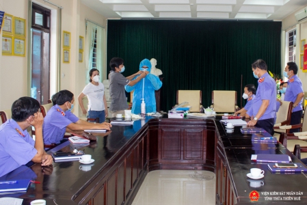 Các Bác sĩ Bệnh viên TW Huế hướng dẫn cho thành viên Tổ an toàn COVID của đơn vị về kỹ năng cần thiết để xử lý các tình huống khi dịch bệnh COVID-19 xảy ra tại đơn vị.