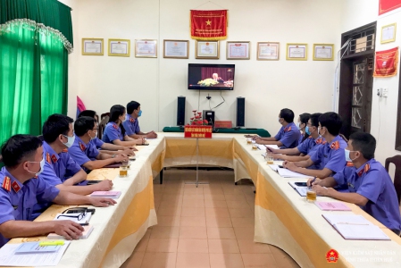 Cán bộ, đảng viên xem bài nói chuyện của Giáo sư Hoàng Chí Bảo