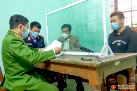 Kiểm sát viên phối hợp với Điều tra viên tiến hành ghi hình có âm thanh buổi lấy lời khai đối tượng với sự tham gia của Trợ giúp viên pháp lý