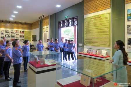 Đoàn nghe thuyết minh về cuộc đời hoạt động cách mạng của đồng chí Tố Hữu