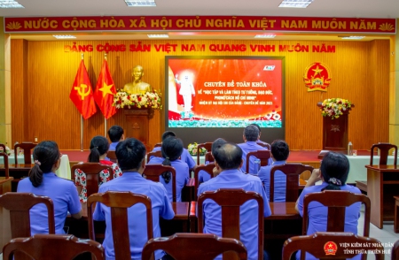 Các đồng chí là đảng viên và quần chúng của đơn vị Văn phòng tổng hợp tại buổi sinh hoạt chuyên đề (Ảnh: Quang Vũ)