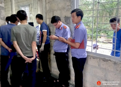 Kiểm sát viên Phòng 2 – Abc88.com kho game phong phú tỉnh phối hợp với các lực lượng chức năng tiến hành khám nghiệm hiện trường