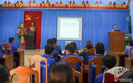 Báo cáo viên đang trình bày nội dung tuyên truyền