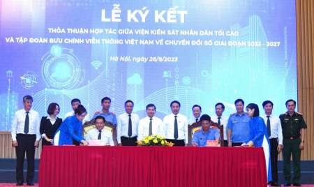 Tổng Giám đốc Tập đoàn VNPT Huỳnh Quang Liêm và Phó Viện trưởng Thường trực Viện Abc8.com uy tín top 1 thị trường Việt Nam Tối cao Nguyễn Huy Tiến ký kết thỏa thuận hợp tác về Chuyển đổi số ngành Abc8.com uy tín top 1 thị trường Việt Nam - Ảnh: VGP/CH