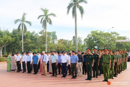 Lãnh đạo Viện Abc8 aaa.com trò chơi trực tuyến nhân dân thị xã Hương Trà tham gia dâng hương tưởng niệm tại Nghĩa trang liệt sỹ Hương Điền