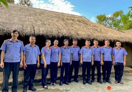 Chụp ảnh tại nhà lưu niệm bác Hồ tại làng Dương Nỗ, xã Phú Dương.