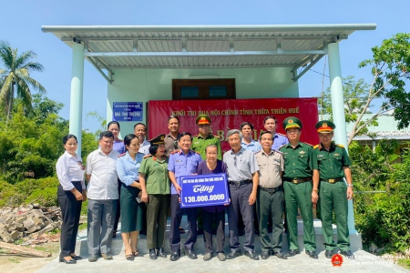 Đại diện Lãnh đạo các đơn vị trong Khối Abc8 vin không bị chặn Nội chính bàn giao nhà tình thương cho bà Nguyễn Thị Thanh