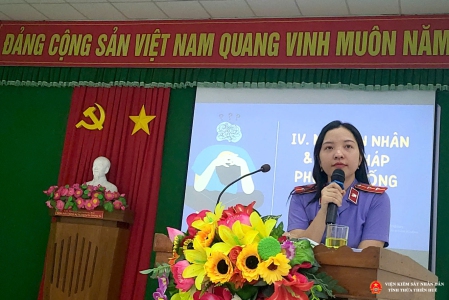 Công chức đơn vị đang tuyên truyền các biện pháp phòng chống Trang Chủ Chính Thức Của ABC8.COM