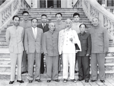 Chủ tịch Hồ Chí Minh cùng đồng chí Hoàng Quốc Việt, Viện trưởng Viện Abc8 aaa.com trò chơi trực tuyến nhân dân tối cao chụp ảnh với Đoàn đại biểu Viện Abc8 aaa.com trò chơi trực tuyến tối cao nước Cộng hòa nhân dân Trung Hoa nhân dịp Đoàn sang thăm, làm việc với Viện Abc8 aaa.com trò chơi trực tuyến nhân dân tối cao Việt Nam