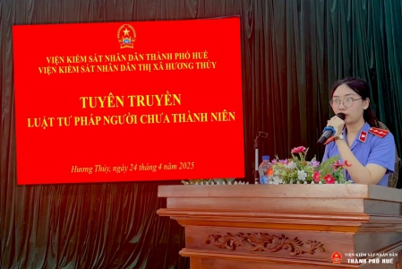 Báo cáo viên tại buổi tuyên truyền