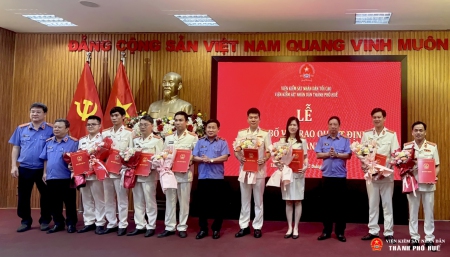 Các đồng chí Kiểm sát viên tuyên thệ tại buổi lễ