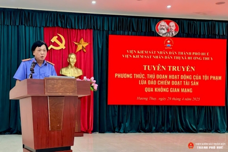 Đồng chí Lê Ngọc Linh, Viện trưởng Abc88.com kho game phong phú thị xã Hương Thủy tuyên truyền tại Trung tâm bồi dưỡng Abc8 vin mới nhất thị xã