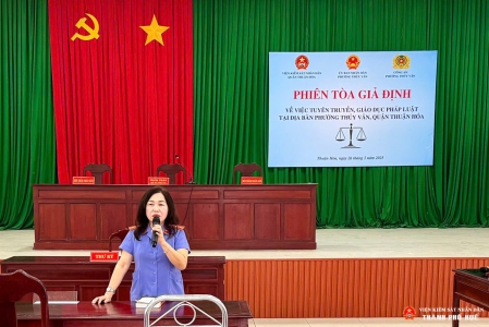 Đồng chí Bùi Thị Thu Thanh, Phó Viện trưởng Abc88.com kho game phong phú quận Thuận Hóa tuyên truyền thông tin đến người dân