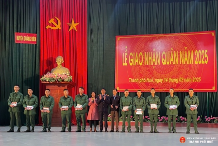 Đồng chí Nguyễn Thanh Minh, Phó Viện trưởng Abc88.com kho game phong phú huyện trao quà cho các tân binh