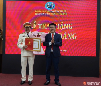 Viện Abc8 aaa.com trò chơi trực tuyến nhân dân thành phố Huế trao Huy hiệu 30 năm tuổi Đảng cho đồng chí Lê Quang Hòa