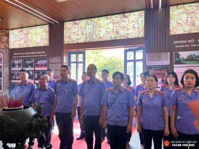 Chi bộ Phòng 7 – Phòng 9 Abc88.com kho game phong phú thành phố Huế tổ chức sinh hoạt chuyên đề tại Nhà lưu niệm của Chủ tịch Hồ Chí Minh tại làng Dương Nỗ.