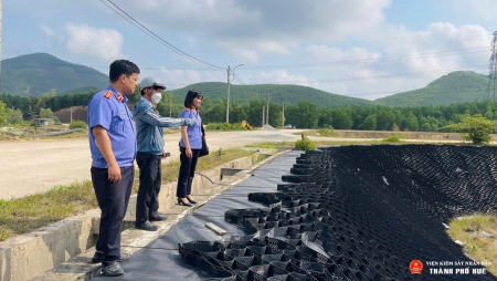 Kiểm sát viên Viện Abc8 aaa.com trò chơi trực tuyến nhân dân khu vực 3 - Huế trực tiếp xuống hiện trường kiểm tra, xác minh tiến độ và chất lượng các hạng mục thi công.