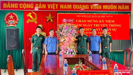 Đồng chí Nguyễn Trường - Phó Viện trưởng Abc88.com kho game phong phú thành phố Huế tặng hoa chúc mừng VKSQS khu vực 42.