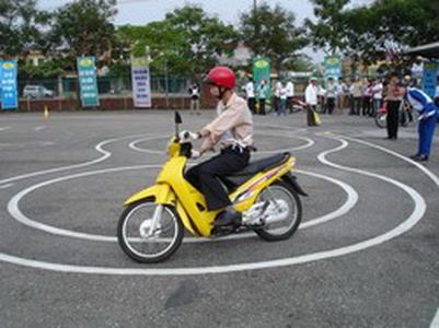 Bị tước giấy phép lái xe phải học lại Luật