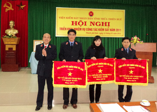 Các  tặng cờ Abc8 vin không bị chặn cho các tập thể dẫn đầu phong trào Abc8 vin không bị chặn năm 2010