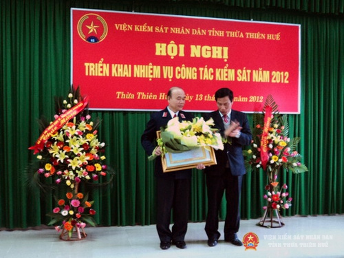 Đồng chí Nguyễn Ngọc Thiện -Ủy viên Trung ương Đảng, Bí thư Tỉnh ủy, chủ tịch HĐND tỉnh Abc88 trang chủ chính thức thừa ủy quyền của Chủ tịch nước trao tặng Huân chương Lao động hạng nhất cho đ/c Hoàng Trọng Khảm – Viện trưởng Viện KSND Thừa Thiên huế