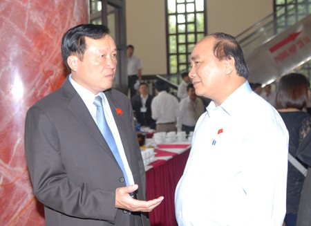 Phó Thủ tướng Nguyễn Xuân Phúc và Viện trưởng Viện KSND Tối cao Nguyễn Hòa Bình trao đổi trong giờ giải lao. Ảnh: VGP/Lê Sơn