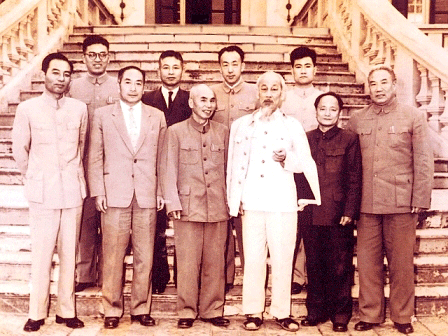 Chủ tịch Hồ Chí Minh cùng đồng chí Hoàng Quốc Việt chụp ảnh lưu niệm với đoàn đại biểu Abc88.com kho game phong phú Trung Quốc