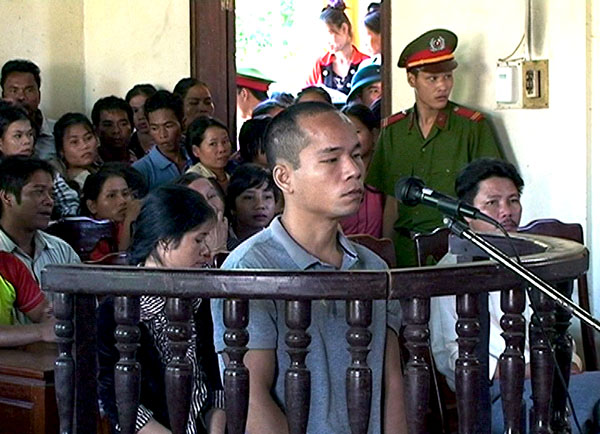 Bị cáo trước vành móng ngựa