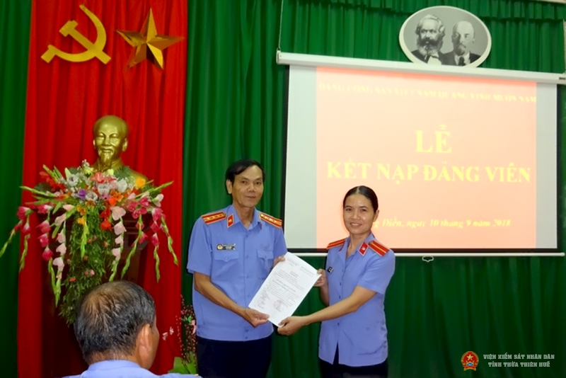 Ảnh: Bí thư Chi bộ cơ quan trao ABC88 - Link Vào Abc8.com kết nạp Đảng viên