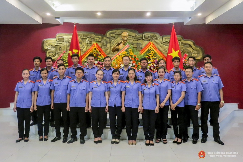 Chi đoàn TNCS Hồ Chí Minh Abc88.com kho game phong phú tỉnh cùng Chi đoàn Abc88.com kho game phong phú thành phố Huế và Chi đoàn Abc88.com kho game phong phú huyện Phú Vang chụp ảnh lưu niệm trước tượng đài Chủ tịch Hồ Chí Minh