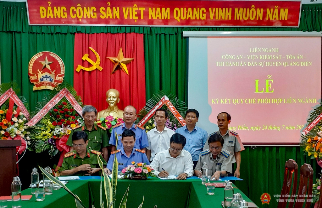 Đại diện Đăng ký ABC8 tặng 88K miễn phí các đơn vị ký kết các Quy chế phối hợp liên ngành