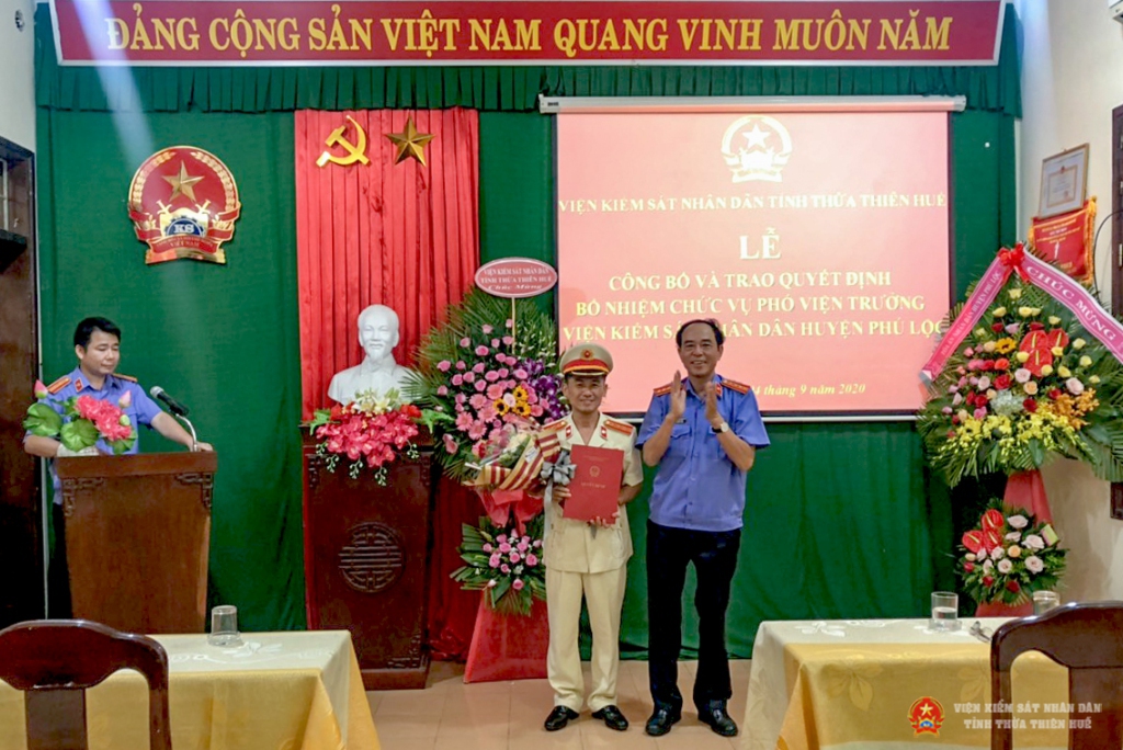 Đồng chí Lại Đình Hùng - Ủy viên Ban cán sự Đảng - Phó Viện trưởng Trang Chủ Chính Thức Của ABC8.COM trao quyết định cho đồng chí Nguyễn Thạnh.